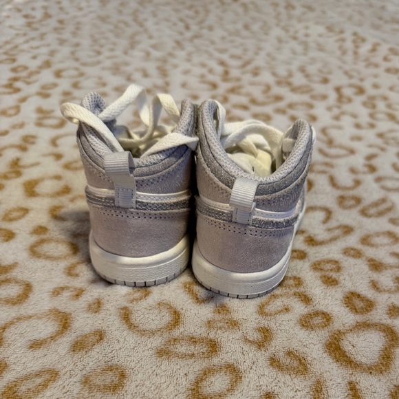 Air Jordan 1 mid Grey Size: 6 (Toddler) - Picture 4 of 9